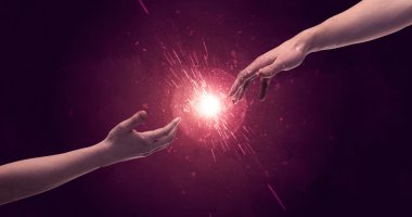 Dokunan eller uzayda ışıldar