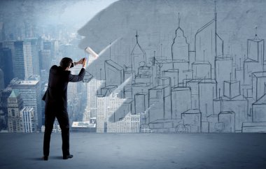 Zarif satıcı şehri duvarda yeniden boyuyor.