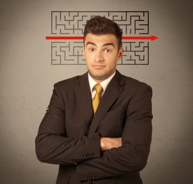 Yakışıklı iş adamı çözme labirent