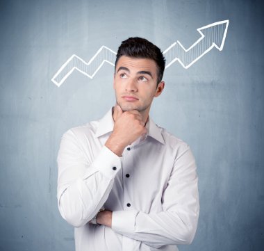 Grafik ok ile gülümseyen iş adamı