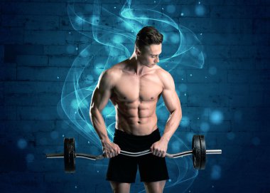 Çekici güçlü fitness adamı ağırlık kaldırıyor.