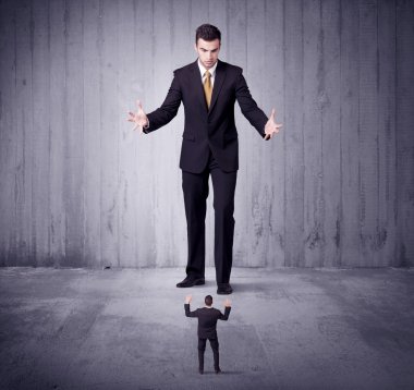 Büyük patron küçük iş adamına lokma atıyor.