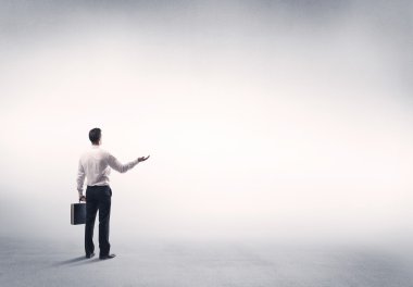 Boş beyaz arkaplanı olan satıcı