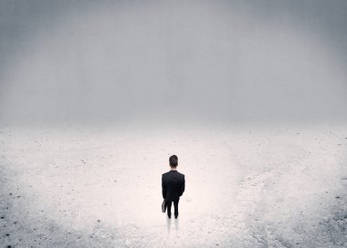 Kentsel boş alanda duran iş adamı