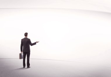 Çantası yerinde duran bir iş adamı.