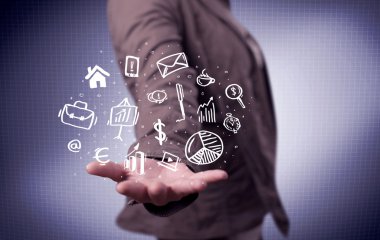 Avuçlarında çizim simgeleri olan bir ofis çalışanı