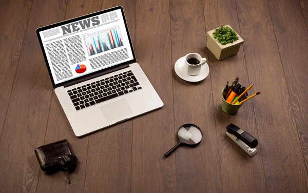 Computador portátil na mesa com acessórios de escritório — Fotografia de Stock