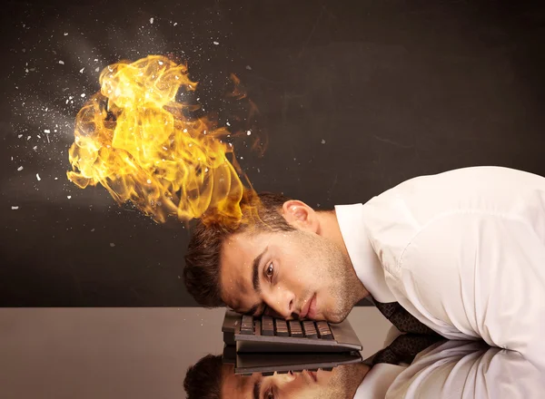 La cabeza del hombre de negocios estresado está ardiendo — Foto de Stock