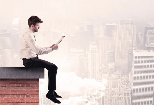 Офісний працівник сидить на даху міста — стокове фото