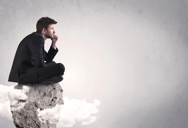 Ofis çalışanı kayanın tepesinde oturuyor. — Stok fotoğraf