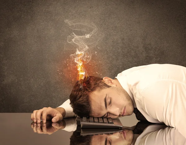 Trauriger Kopf eines Geschäftsmannes fängt Feuer — Stockfoto