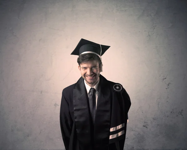 Portrét mladého postgraduálního studenta na špinavém pozadí — Stock fotografie