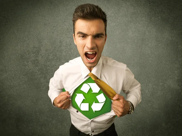 Enviromentalist homem de negócios rasgando fora camisa com sinal de reciclagem — Fotografia de Stock