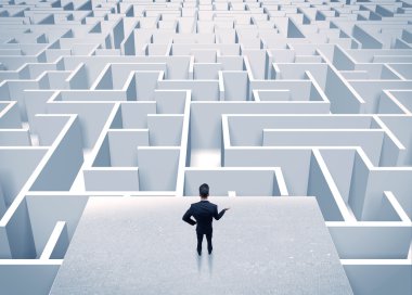 İşadamı sonsuz labirent bakıyor