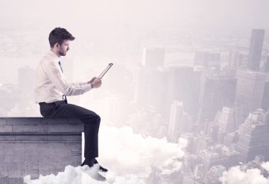 Satış elemanı şehrin sınırında oturuyor.