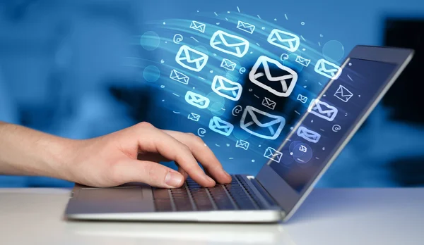 Concept van het sturen van e-mails — Stockfoto