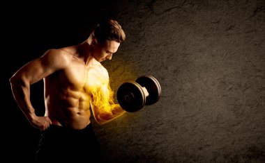 Kaslı vücut geliştirici alevli pazı konseptiyle ağırlık kaldırıyor.