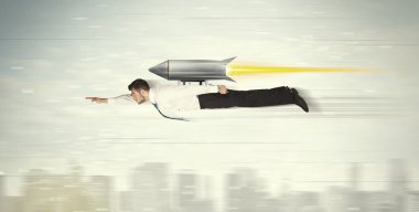 süper kahraman iş adamı ile jet pack roket CIT yukarıda uçan