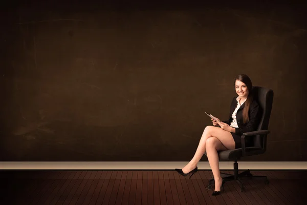 Podnikatelka drží high-tech tabletu na pozadí s copysp — Stock fotografie