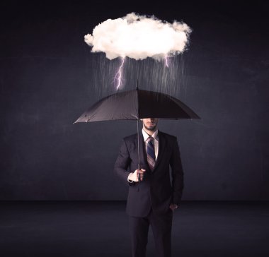 şemsiye ve küçük fırtına bulutu ile ayakta işadamı