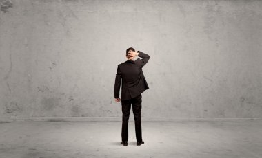 İş adamı boş kentsel alanda kayboldu