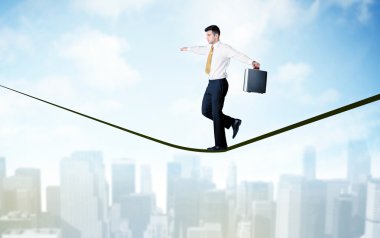 Şehrin yukarısındaki ip üzerinde yürüyen satıcısı