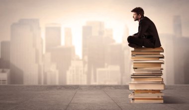 Kitap şehirde oturan adam
