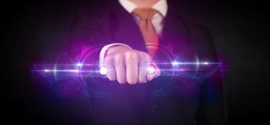 İş adamı gelecekteki teknoloji veri ağı tutuyor 