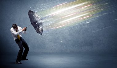 Şemsiye konseptiyle ışık demetlerini savunan iş adamı