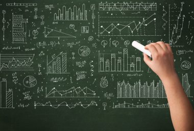 Bir iş adamı tahtaya veri çiziyor