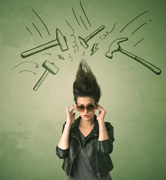 Trött kvinna med frisyr och huvudvärk hammare symboler — Stockfoto