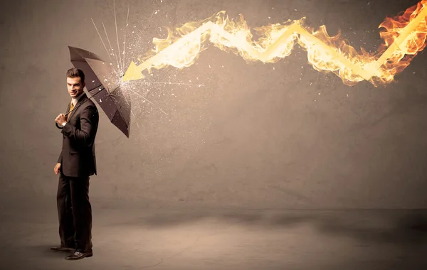 Pebisnis membela diri dari panah api dengan payung — Stok Foto