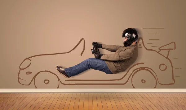 Glücklicher Mann, der ein handgezeichnetes Auto an die Wand fährt — Stockfoto