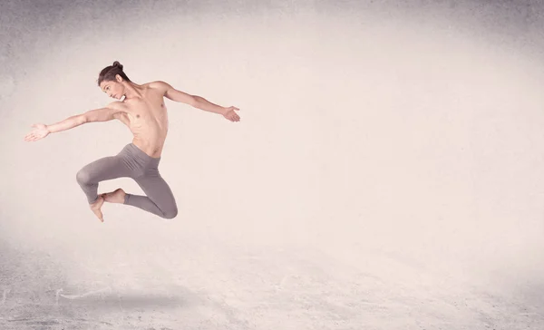 Bailarina de ballet moderna realizando salto de arte con fondo vacío —  Fotos de Stock