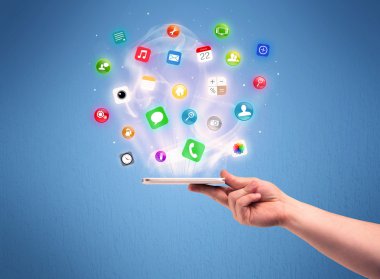 Tablet telefon app simgeleri ile tutan el