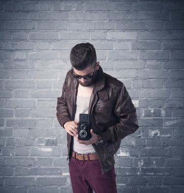 Tuğla şehir duvarının önünde manken.