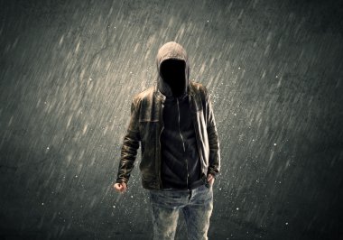 Kapüşonlu hayalet yüzlü adam