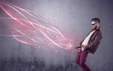 Kamera ve parlak çizgileri olan zarif bir hippi.