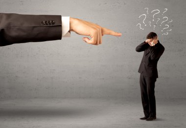 Kafası karışmış bir çalışan patrondan emir alıyor.