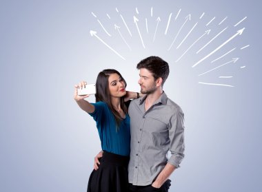 Oklarla selfie çeken sevimli bir çift.