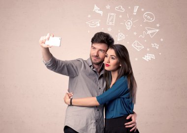 Düşünceleriyle selfie çeken çift.