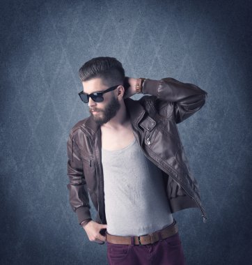 Zarif kıyafetler giymiş sakallı hippi.