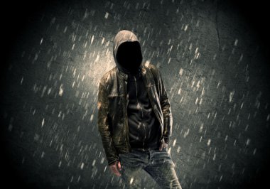 Bilinmeyen şüpheli karanlıkta duruyor.