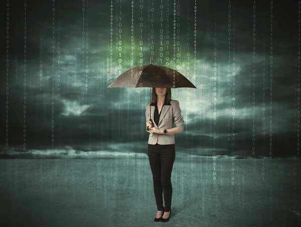 Biznes kobieta stojąc z koncepcji ochrony danych parasol — Zdjęcie stockowe