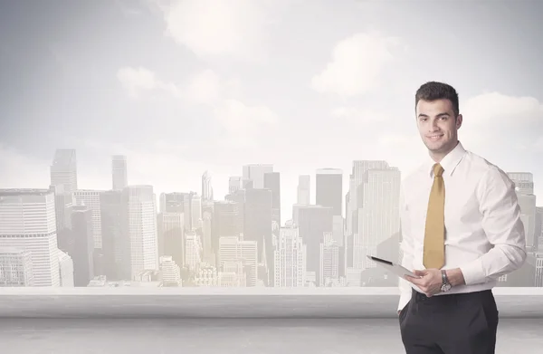 Sales person talking in front of city scape — Stock Photo, Image