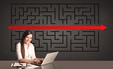 iş kadını ile arka planda çözülen bulmaca