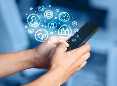 El smartphone telefon app seçenekleri ile tutarak