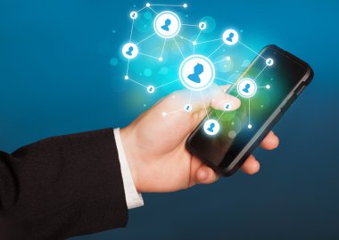 Smartphone, sosyal ağ kavramı işaret parmak