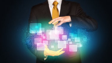 adam holding soyut simgeler