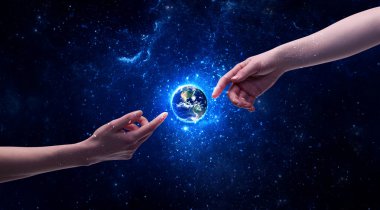 Eller uzayda Dünya 'ya dokunuyor